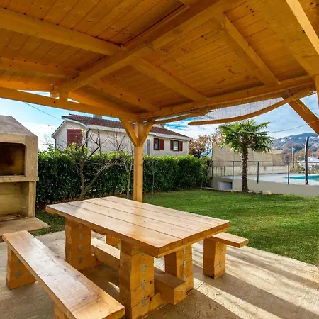 Дом отдыха 4 Bedroom Cozy In