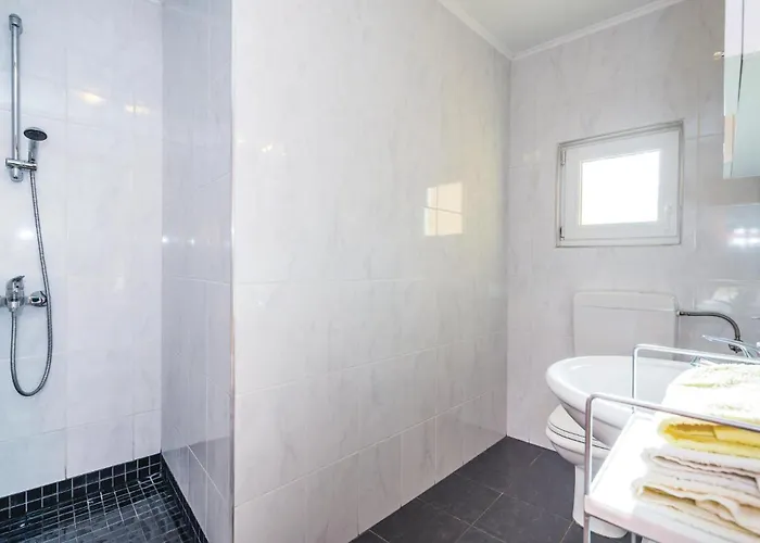 펜션 4 Bedroom Cozy In